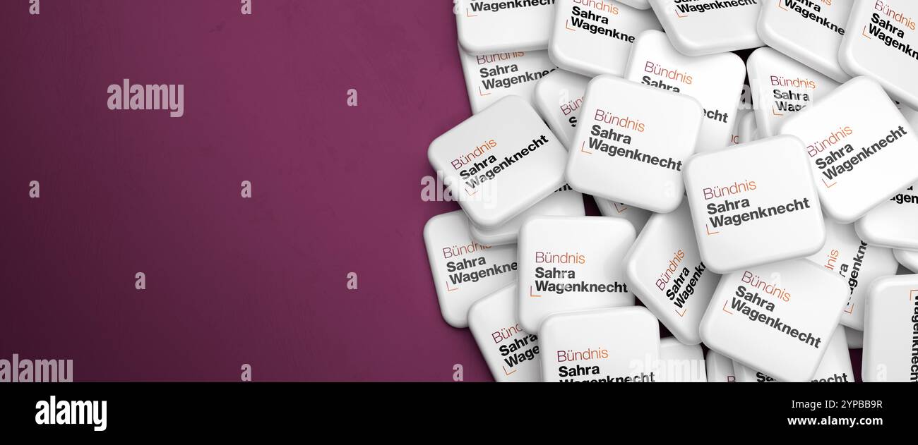 Logos der deutschen Partei BSW (Bündnis Sarah Wagenknecht) auf einem Haufen auf einem Tisch. Kopierbereich, Webbanner-Format Stockfoto