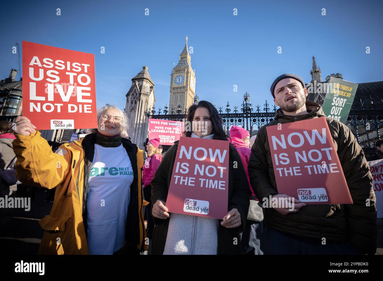 London, Großbritannien. November 2024. Unterstützung von Protesten vor Parlamentsgebäuden (Bild: Anti-Bill-Demonstranten). Die MPS werden heute in einem vollen Unterhaus fünf Stunden ernsthafter Debatte geben, um später über ein historisches Gesetz zur Legalisierung von Sterbehilfe abzustimmen. Der Gesetzentwurf steht einer „freien Abstimmung“ offen, was bedeutet, dass die Parteipeitschen nicht vorschreiben, ob sie den Gesetzentwurf unterstützen oder ablehnen sollen. Guy Corbishley/Alamy Live News Stockfoto