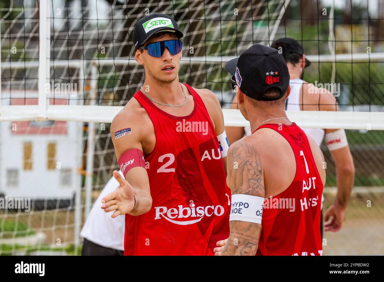 Provinz Laguna, Philippinen. November 2024. Paul Pascariuc (L) und Alexander Horst (Österreich) feiern nach einem Punktestand im Herrenpool Ein Spiel zwischen Paul Pascariuc/Alexander Horst (Österreich) und Christoph Dressler/Tim Berger (Österreich) bei der Volleyball World Beach Pro Tour Challenge 2024 in der Provinz Laguna, Philippinen, 29. November 2024. Quelle: Rouelle Umali/Xinhua/Alamy Live News Stockfoto