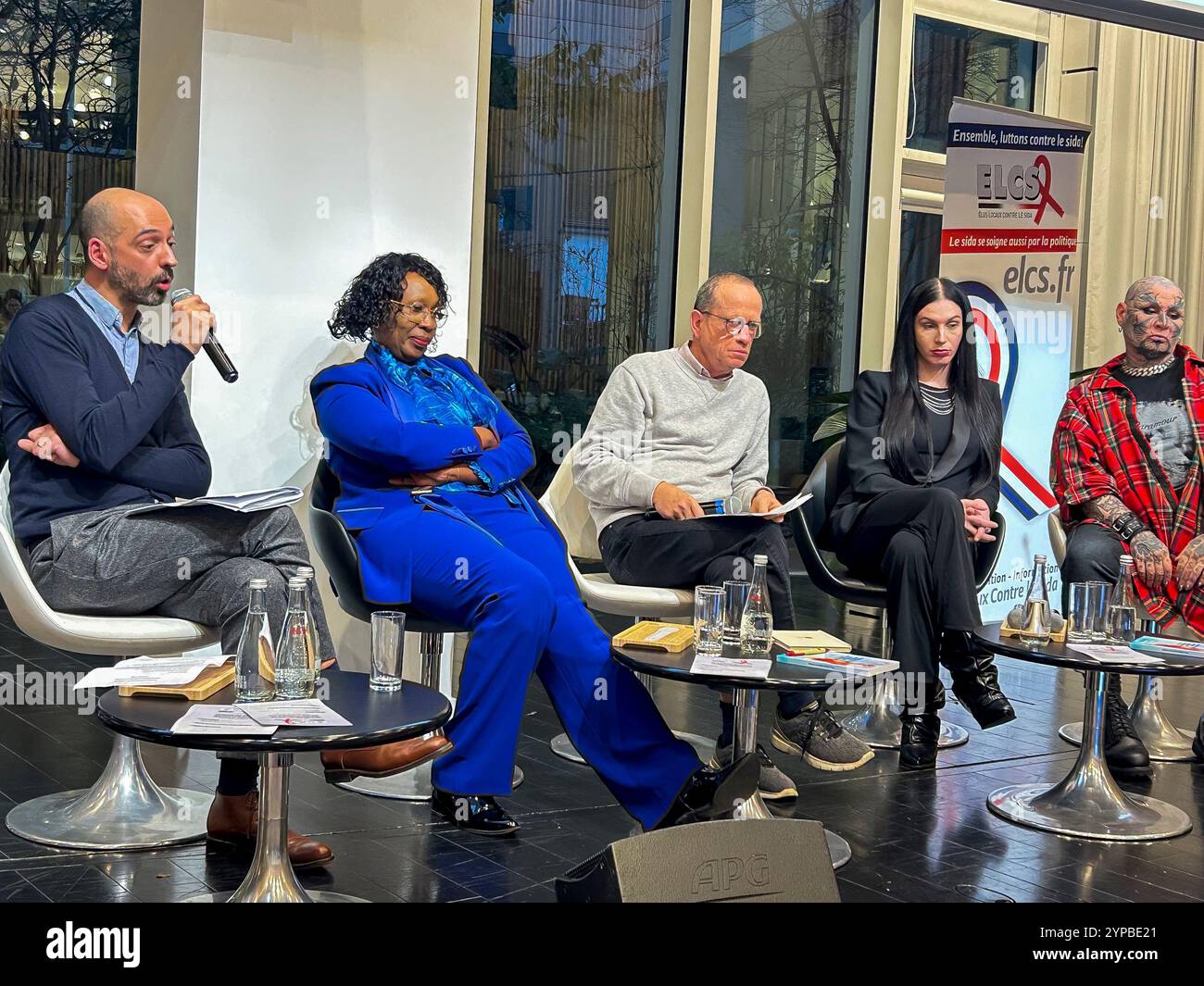 Saint-Ouen-sur-seine, Frankreich, Group People, Treffen französischer Politiker, NGO "Elus locaux Contre le SIDA" (lokale gewählte Beamte gegen AIDS), Jahrestagung, Panel Aids-Organisationen, HELFER, Ikembere, Paris sans Sida, Gregory Braz, Präsentation, soziale Gerechtigkeit Bewegungen Stockfoto