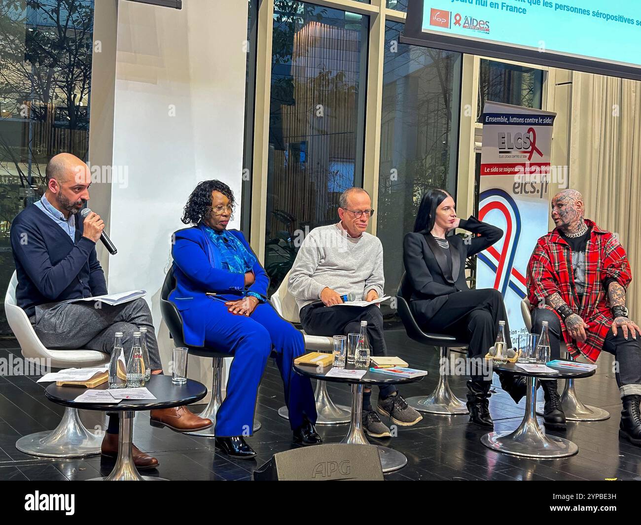 Saint-Ouen-sur-seine, Frankreich, Gruppe People, französische Politiker-NGO "Elus locaux Contre le SIDA" (lokale gewählte Beamte gegen AIDS), Jahrestagung, Panel-AIDS-Organisationen, HELFER, Ikembere, Paris ohne Sida, Grègory Braz, Präsentation Stockfoto