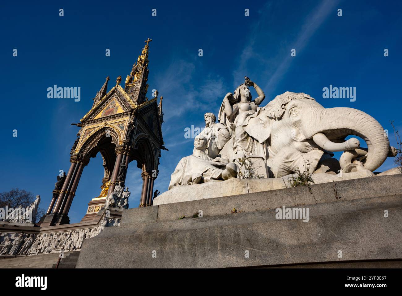 Das Albert Memorial in Kensington Gardens, London. Entworfen von Sir George Gilbert Scott im Stil des Gothic Revival Stockfoto Das Albert Memorial in Kensington Gardens, London. Entworfen von Sir George Gilbert Scott im Stil des Gothic Revival Stockfoto