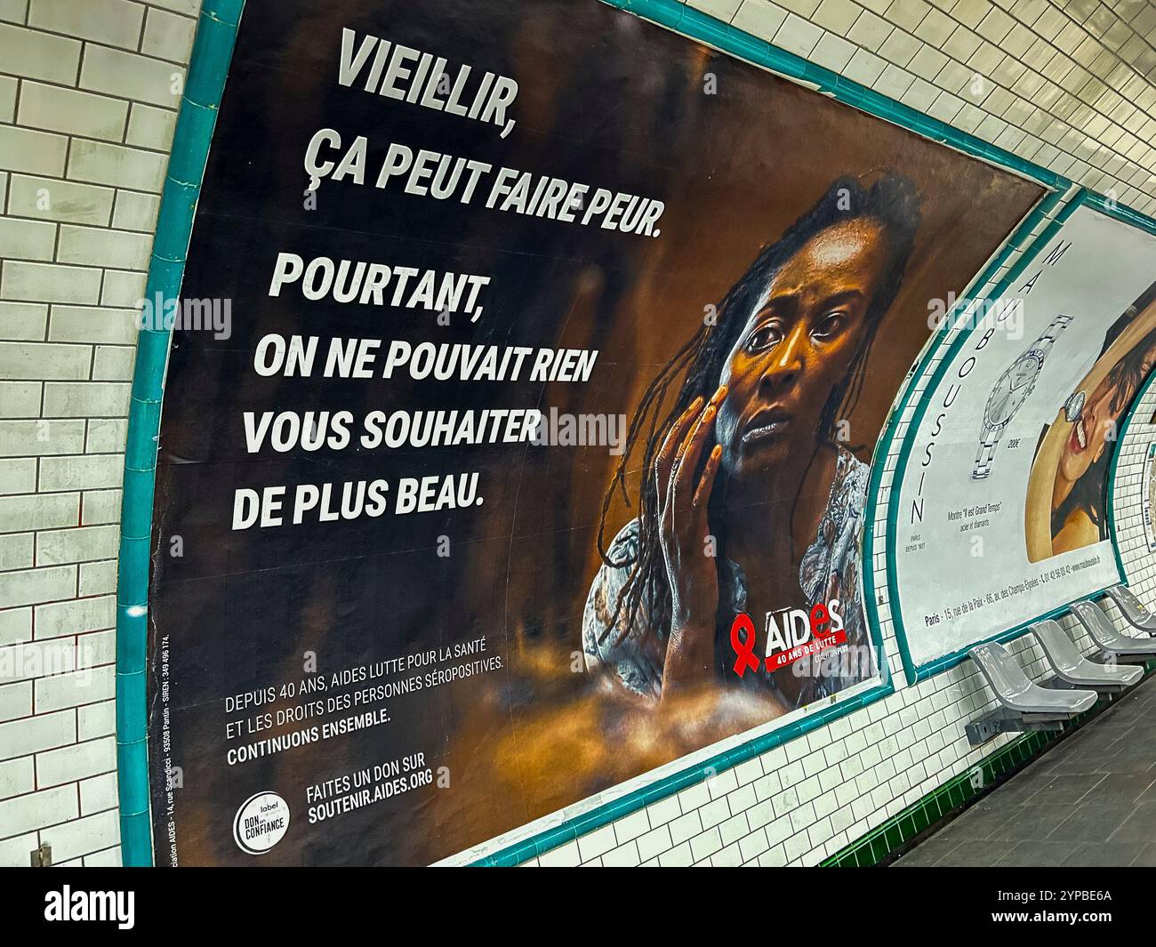 Paris, Frankreich, Nahaufnahme, Öffentliche Reklametafeln, Plakate, AIDS-Organisationen, HILFSWERKE-NRO, 40. Jahrestag, Aging Campaign, Paris Metro, 2024 U-Bahn-Anzeigen hiv-Kampagne europa Stockfoto