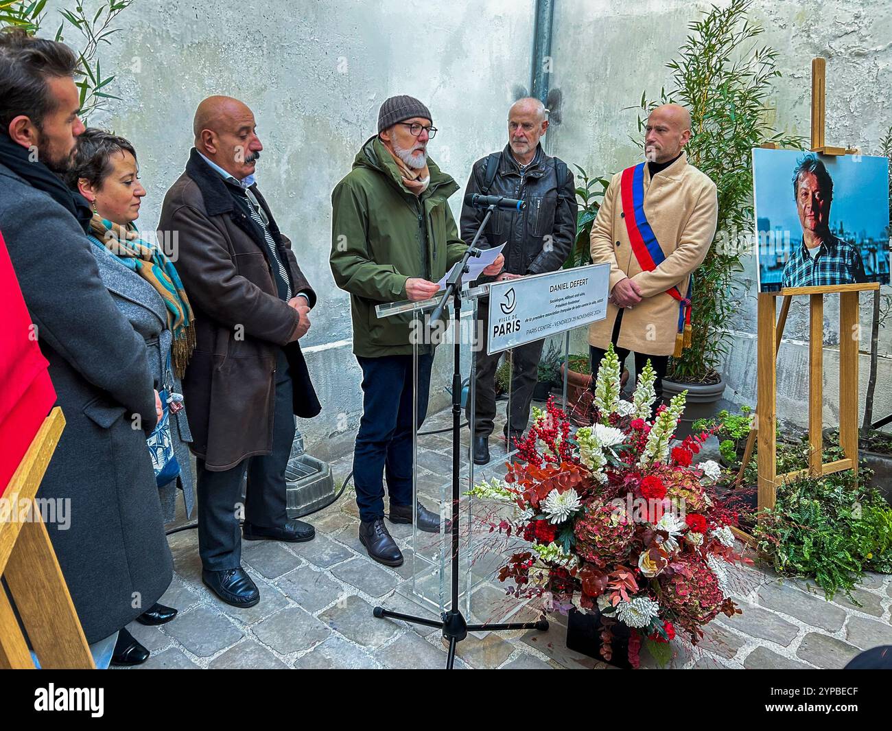 Paris, Frankreich, Group People, Französische Politiker, Einweihungszeremonie, einer Gedenktafel zum Gedenken an den Gründer der HELFER ONG, Daniel Defert, Le Marais, Marc Dixneuf, Camille Spire, Laurence Patrice, Aurélien Beaucamp, Ariel Weil, Gauthier Caron-Thibault, 2024 Stockfoto