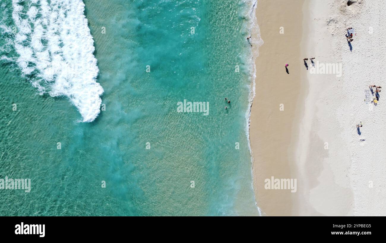 Blick aus der Vogelperspektive auf den Strand Barra da Tijuca mit karibischem Wasser. Stockfoto