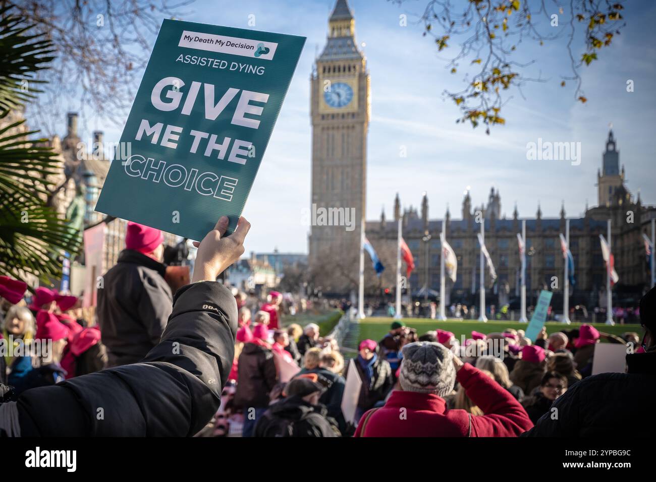 London, Großbritannien. November 2024. Unterstützung von Protesten in der Nähe von Parlamentsgebäuden (Bild: pro-Bill-Demonstranten). Die MPS werden heute in einem vollen Unterhaus fünf Stunden ernsthafter Debatte geben, um später über ein historisches Gesetz zur Legalisierung von Sterbehilfe abzustimmen. Der Gesetzentwurf steht einer „freien Abstimmung“ offen, was bedeutet, dass die Parteipeitschen nicht vorschreiben, ob sie den Gesetzentwurf unterstützen oder ablehnen sollen. Guy Corbishley/Alamy Live News Stockfoto