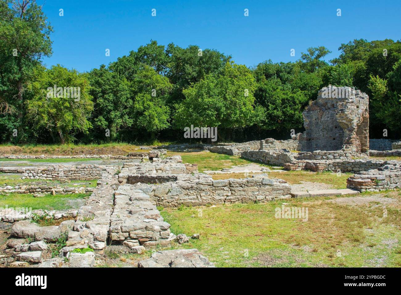 Die Überreste des Triconch-Palastes aus dem 5. Jahrhundert im Archaeological Park Butrint, im Butrint-Nationalpark, Albanien. Ein UNESCO-Weltkulturerbe Stockfoto