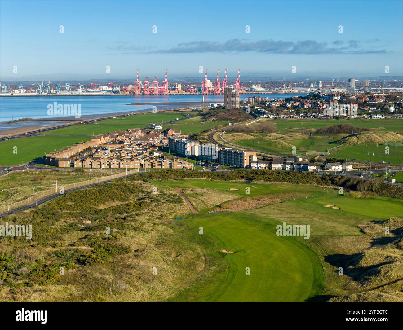 WIRRAL, MERSEYSIDE, ENGLAND - 26. NOVEMBER 2024: Leasowe Golf verbindet mit New Brightoin im Hintergrund, Wirral Coast, Merseyside, England Stockfoto