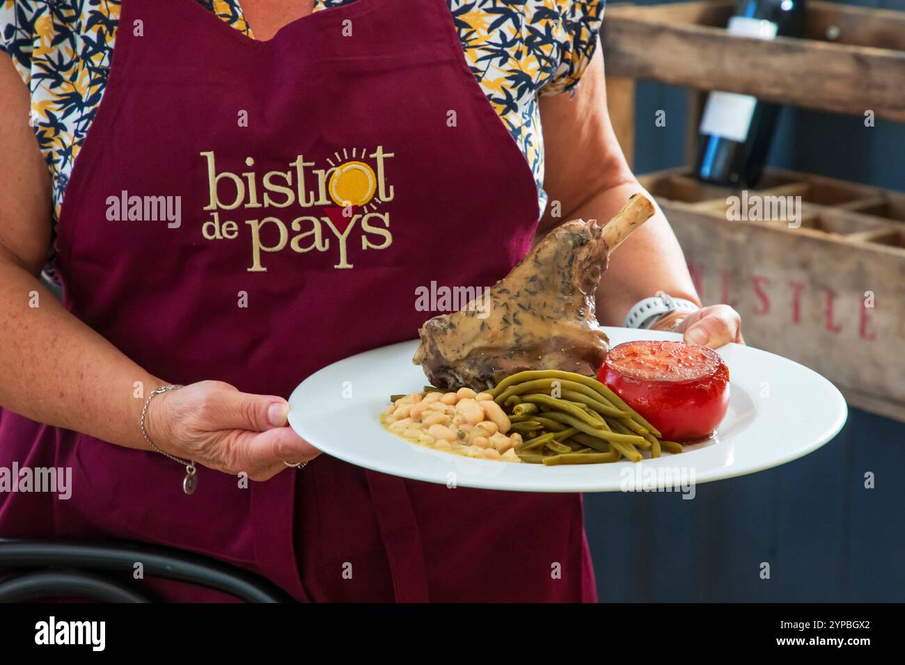 Le Cheval Blanc, Bistrot de Pays® (Pub) in Naours (Nordfrankreich). Kellnerin mit Teller *** Lokale Beschriftung *** Stockfoto