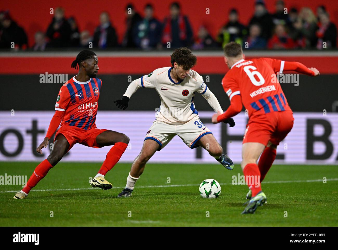 Heidenheim, Deutschland. November 2024. ZWEIKAMPF, Aktion Marc Guiu Chelsea FC The Blues (38) gegen Patrick Mainka 1. FC Heidenheim 1846 FCH (06) Omar Haktab Traore 1. FC Heidenheim 1846 FCH (23) 1. FC Heidenheim 1846 FCH vs. FC Chelsea 28.11.2024 UEFA Conference League DFL-VORSCHRIFTEN VERBIETEN DIE VERWENDUNG VON FOTOS ALS BILDSEQUENZEN UND/ODER QUASI-VIDEO/dpa/Alamy Live News Stockfoto