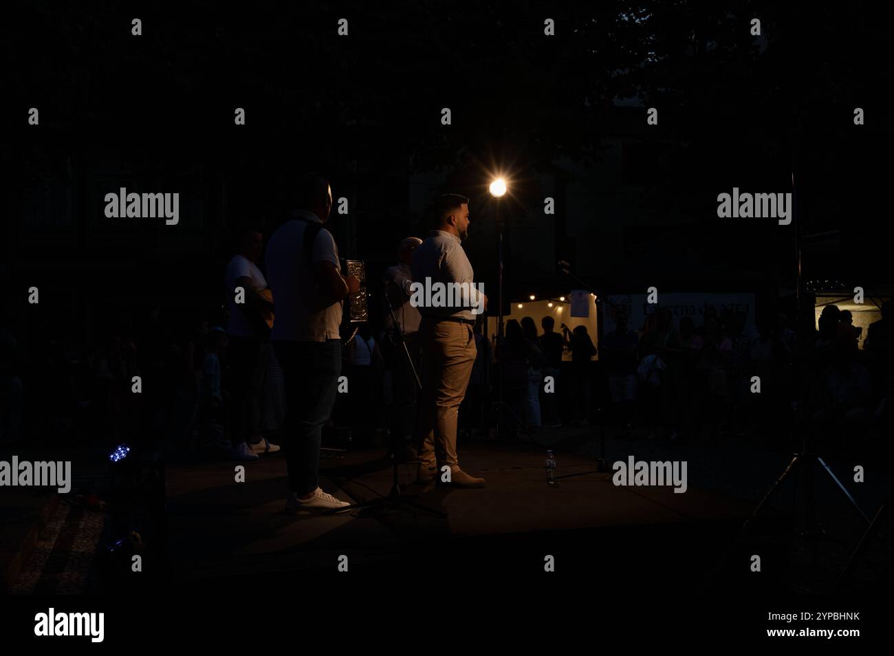 Live-Auftritt mit Hintergrundbeleuchtung während der Festivals von Guimaraes Stockfoto