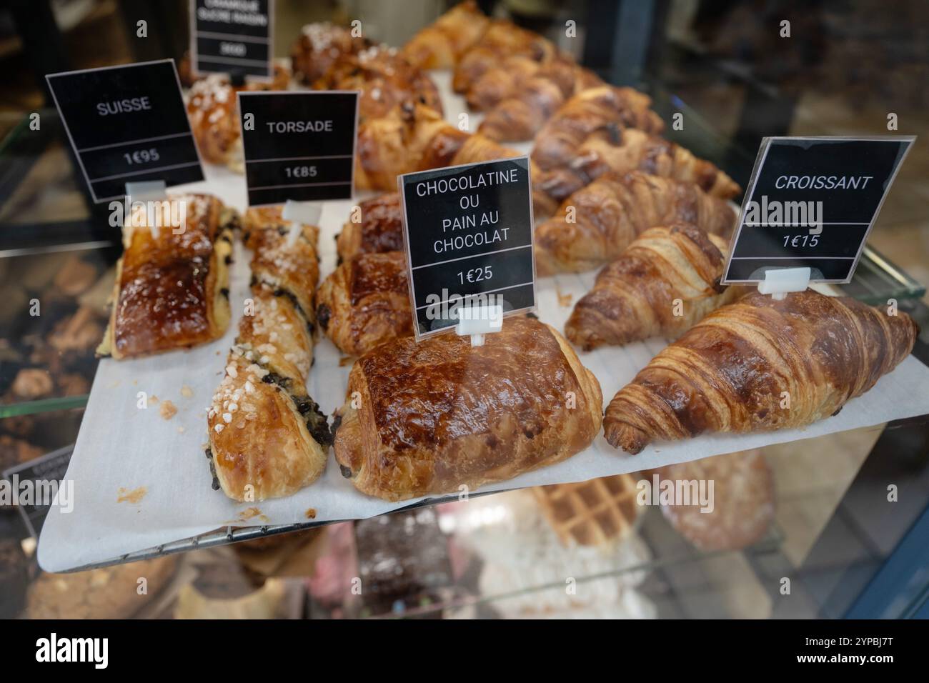 Gebäck in einer Bäckerei (Croissants, Schokoladencroissants...) *** Lokale Beschriftung *** Stockfoto