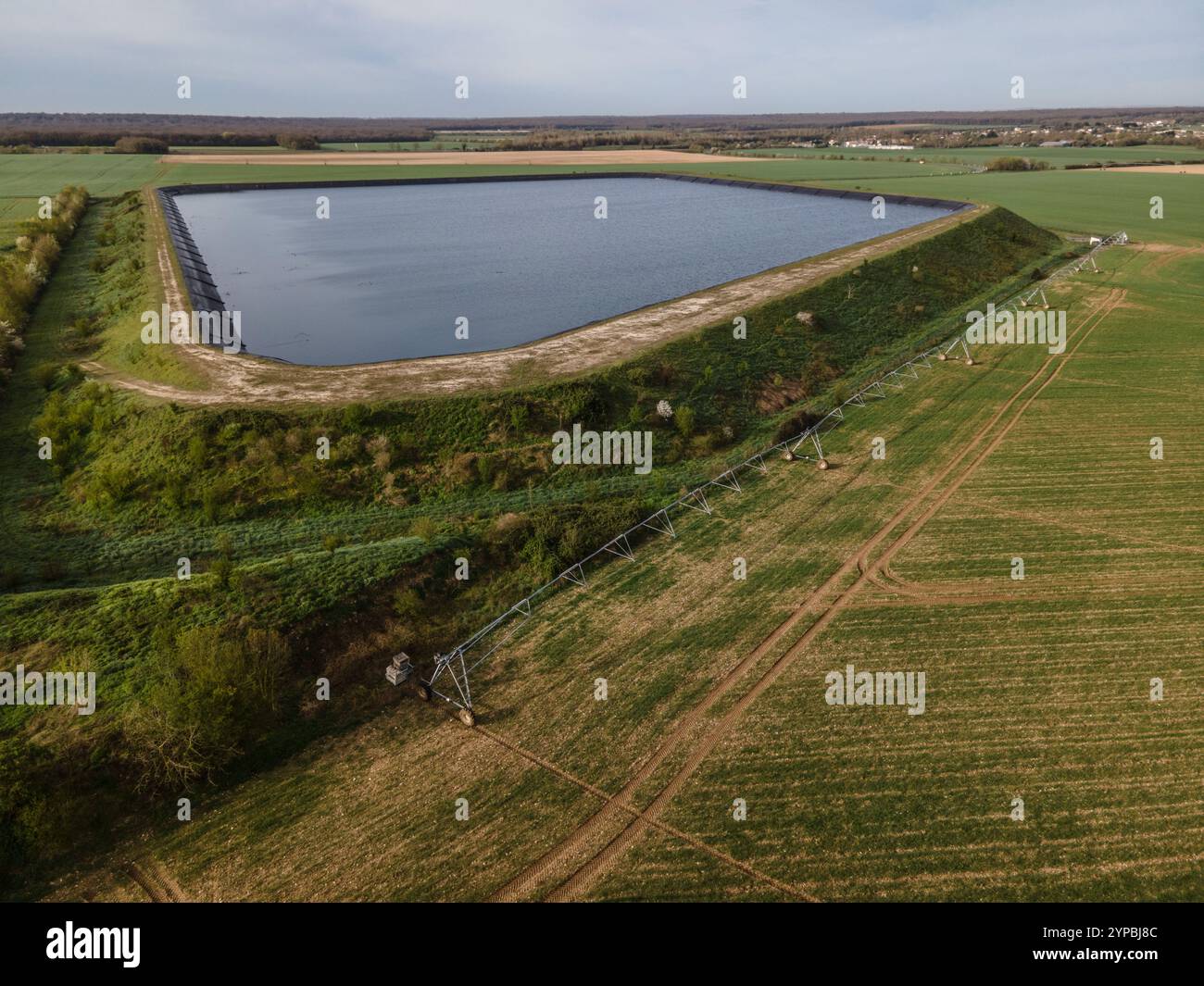 La Laigne (Mittelwestfrankreich): Luftaufnahme des Rückhaltebeckens, Wasserspeicherteich für Bewässerung in der Landwirtschaft *** örtlicher Bildtitel *** Stockfoto