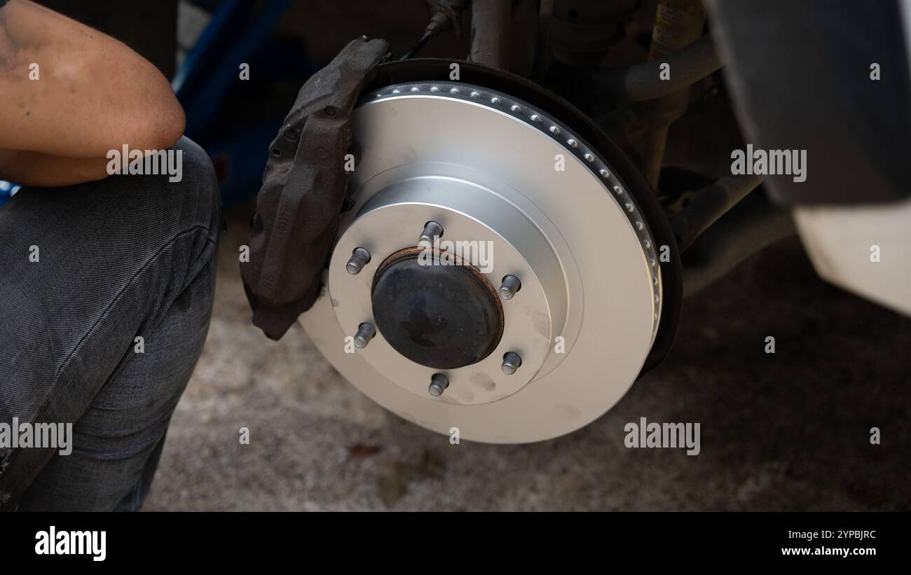 Moderne Aguadilla-Ruinen am Meer in Puerto Rico mit Blick auf den Strand, die Meereslandschaft und einen Hund am Ufer Stockfoto