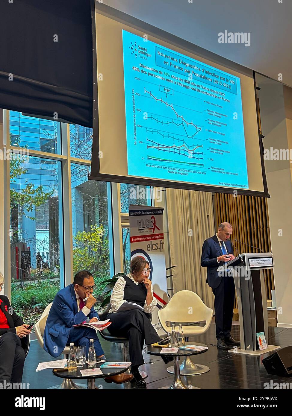 Saint-Ouen-sur-seine, Frankreich, Gremium, NGO "Elus locaux Contre le SIDA" (lokale gewählte Beamte gegen AIDS), Jahrestagung, Dr. Jean-Michel Molina, Experte für Infektionskrankheiten, Präsentation der jüngsten HIV-Daten Stockfoto