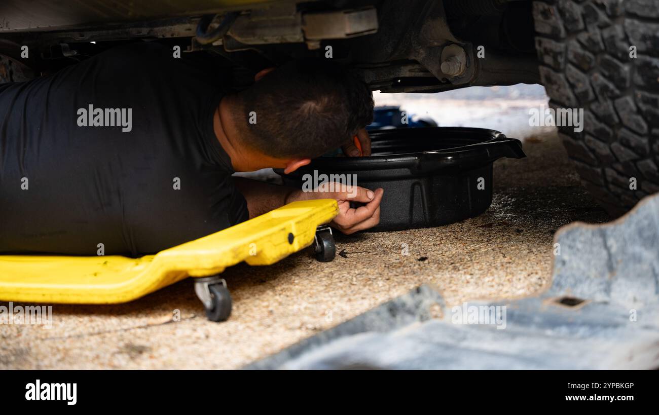 Moderne Aguadilla-Ruinen am Meer in Puerto Rico mit Blick auf den Strand, die Meereslandschaft und einen Hund am Ufer Stockfoto