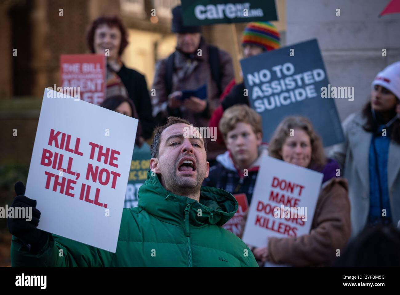 London, Großbritannien. November 2024. Unterstützung von Protesten vor Parlamentsgebäuden (Bild: Anti-Bill-Demonstranten). Die MPS werden heute in einem vollen Unterhaus fünf Stunden ernsthafter Debatte geben, um später über ein historisches Gesetz zur Legalisierung von Sterbehilfe abzustimmen. Der Gesetzentwurf steht einer „freien Abstimmung“ offen, was bedeutet, dass die Parteipeitschen nicht vorschreiben, ob sie den Gesetzentwurf unterstützen oder ablehnen sollen. Guy Corbishley/Alamy Live News Stockfoto