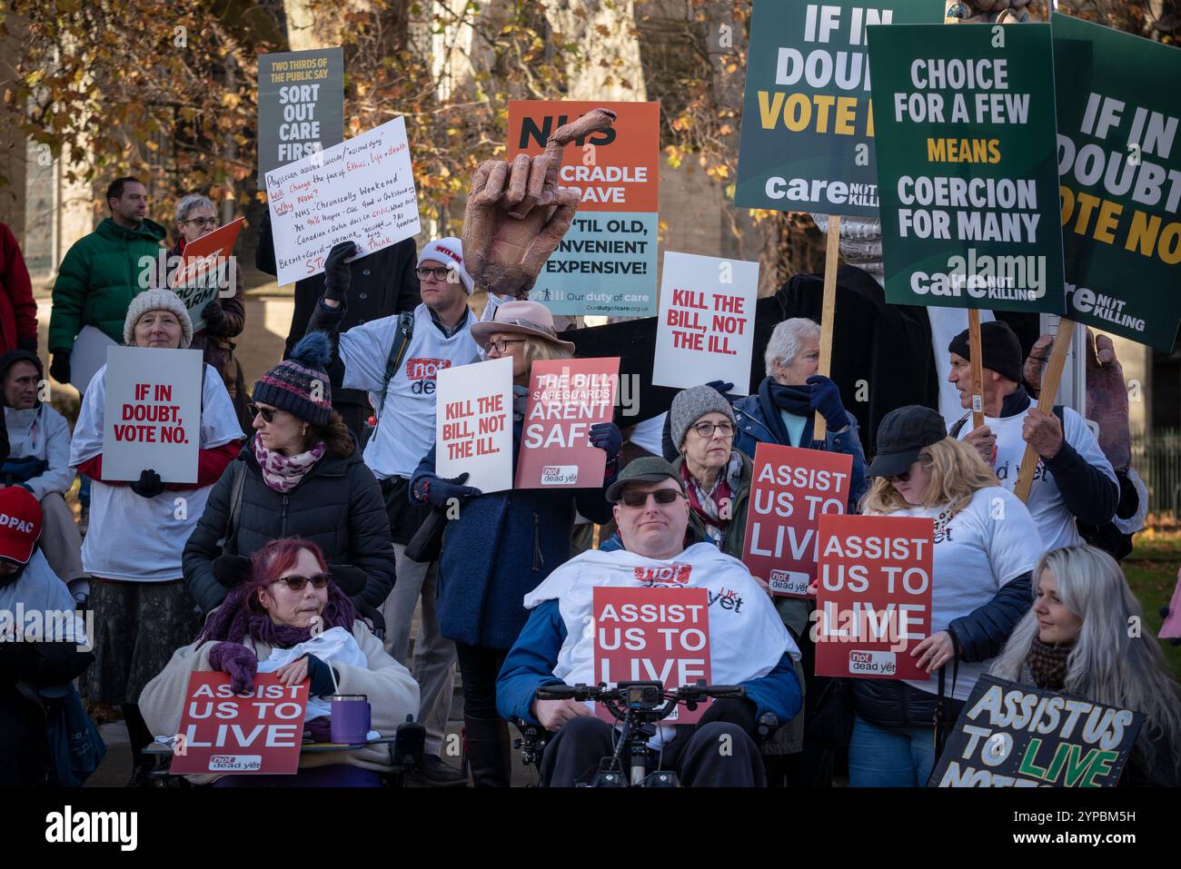London, Großbritannien. November 2024. Unterstützung von Protesten vor Parlamentsgebäuden (Bild: Anti-Bill-Demonstranten). Die MPS werden heute in einem vollen Unterhaus fünf Stunden ernsthafter Debatte geben, um später über ein historisches Gesetz zur Legalisierung von Sterbehilfe abzustimmen. Der Gesetzentwurf steht einer „freien Abstimmung“ offen, was bedeutet, dass die Parteipeitschen nicht vorschreiben, ob sie den Gesetzentwurf unterstützen oder ablehnen sollen. Guy Corbishley/Alamy Live News Stockfoto