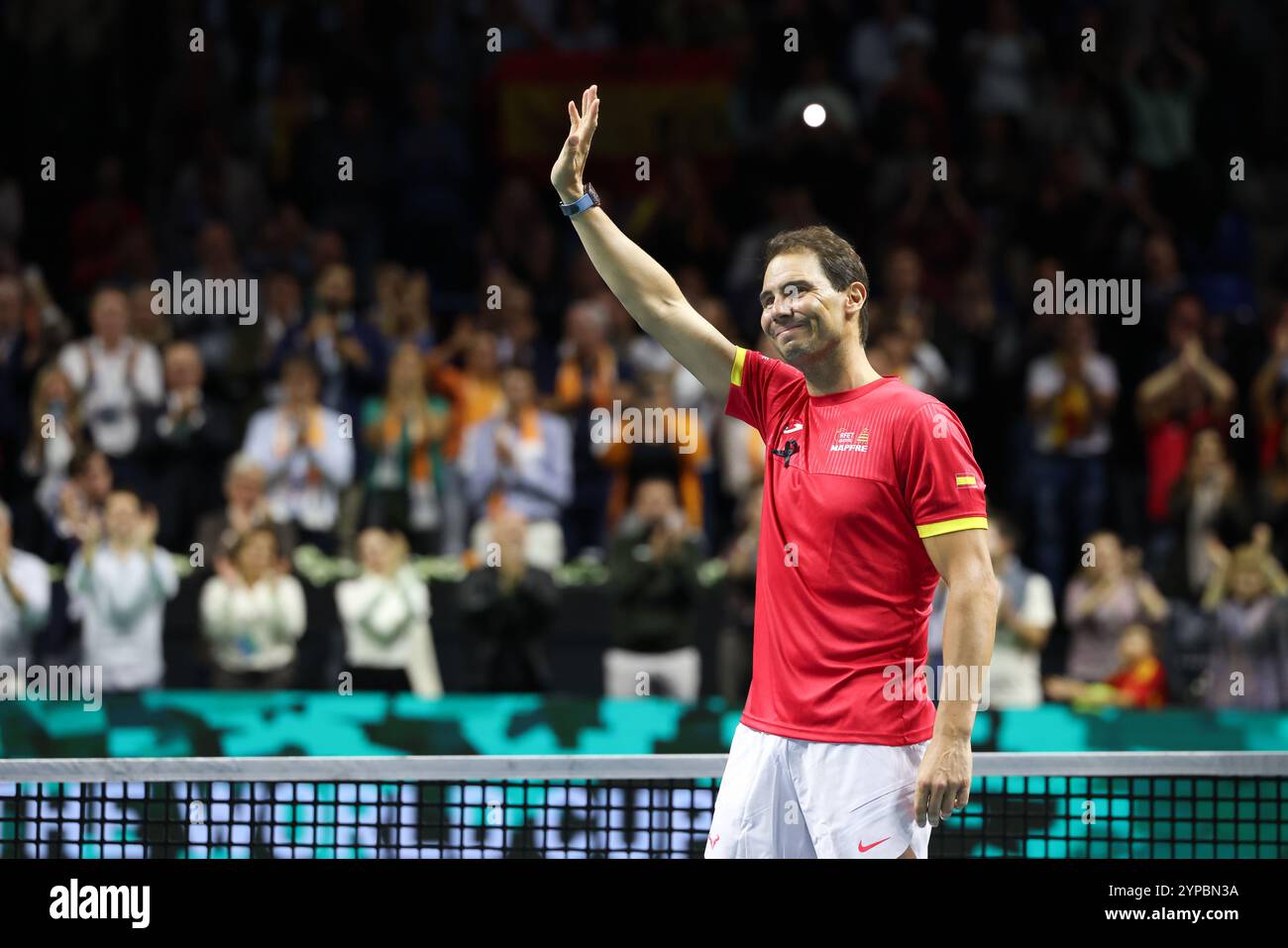 Rafael Nadal (ESP) winkt während einer Tribute-Zeremonie, als er sich während des Davis Cup Finals 2024 im Palacio d vom Profisport zurückzieht Stockfoto