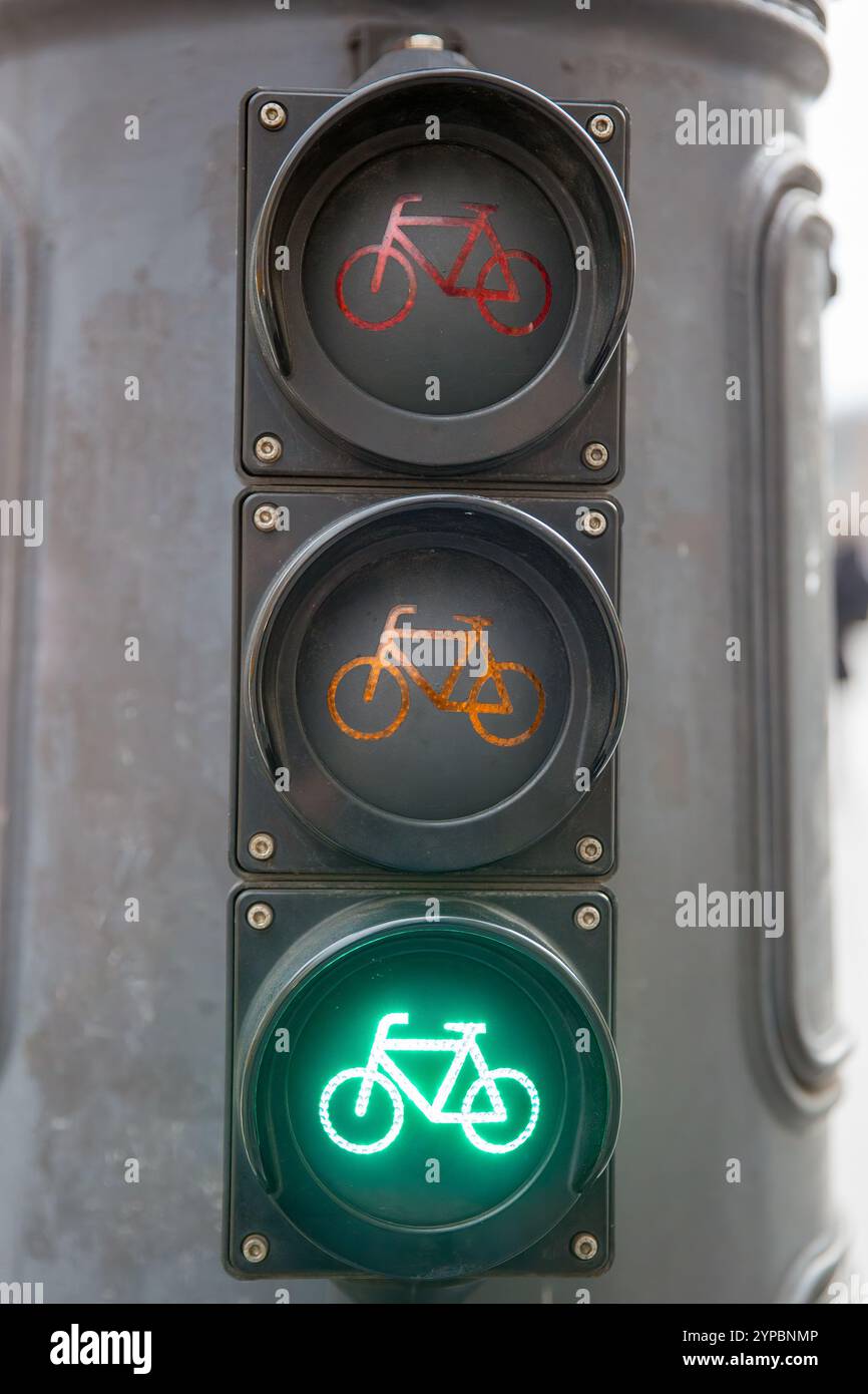 Grüne Ampel für Fahrradfahrer: Sicherheit im urbanen Radfahren und nachhaltiger Transport Stockfoto