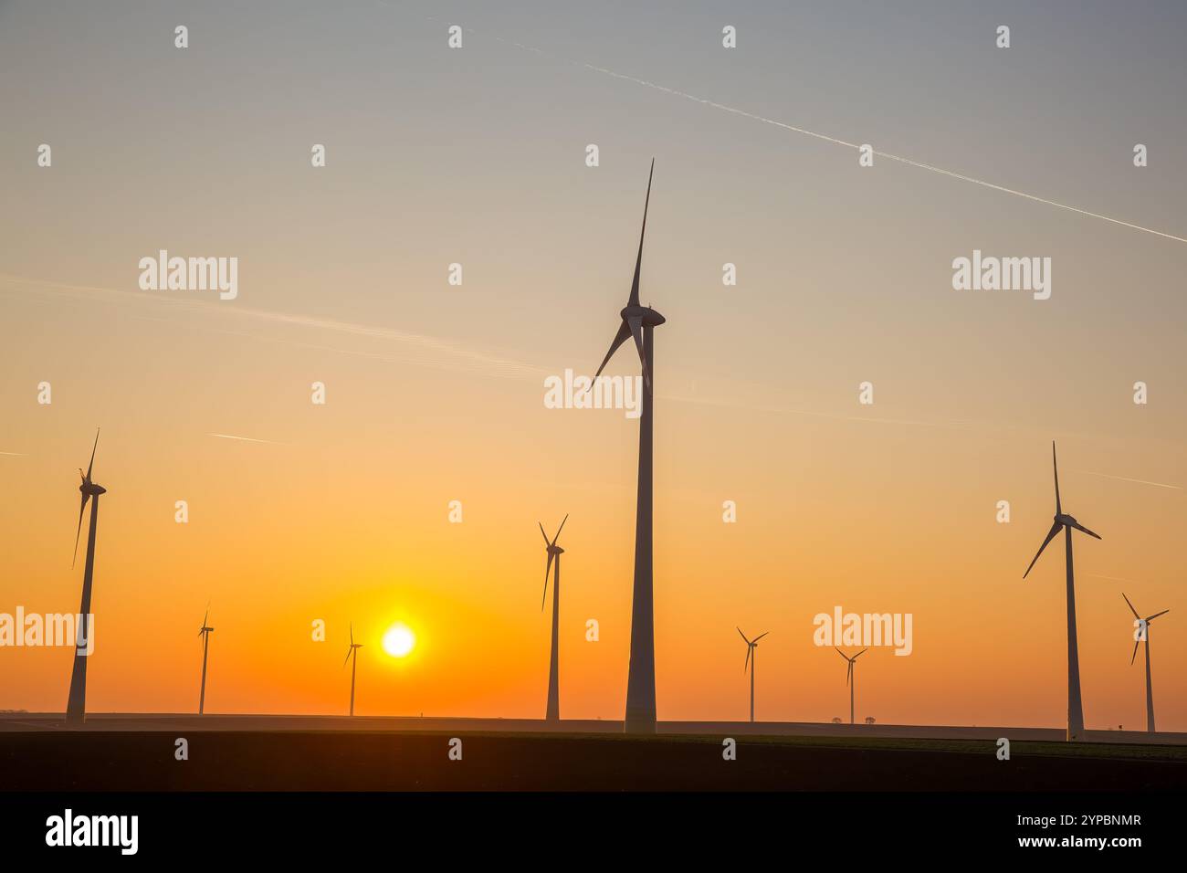 Sonnenaufgang Über Dem Land Windturbinen Erzeugen Erneuerbaren Strom Stockfoto