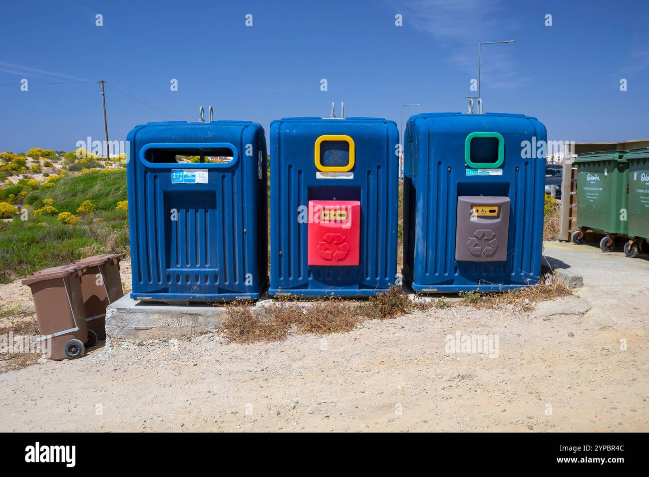 Portugal, Region Alentejo, Vila Nova de Milfontes, Reihe von Recyclingbehältern in der Nähe der Avenue Marginal und Praia de Vila Nova Milfontes Stockfoto