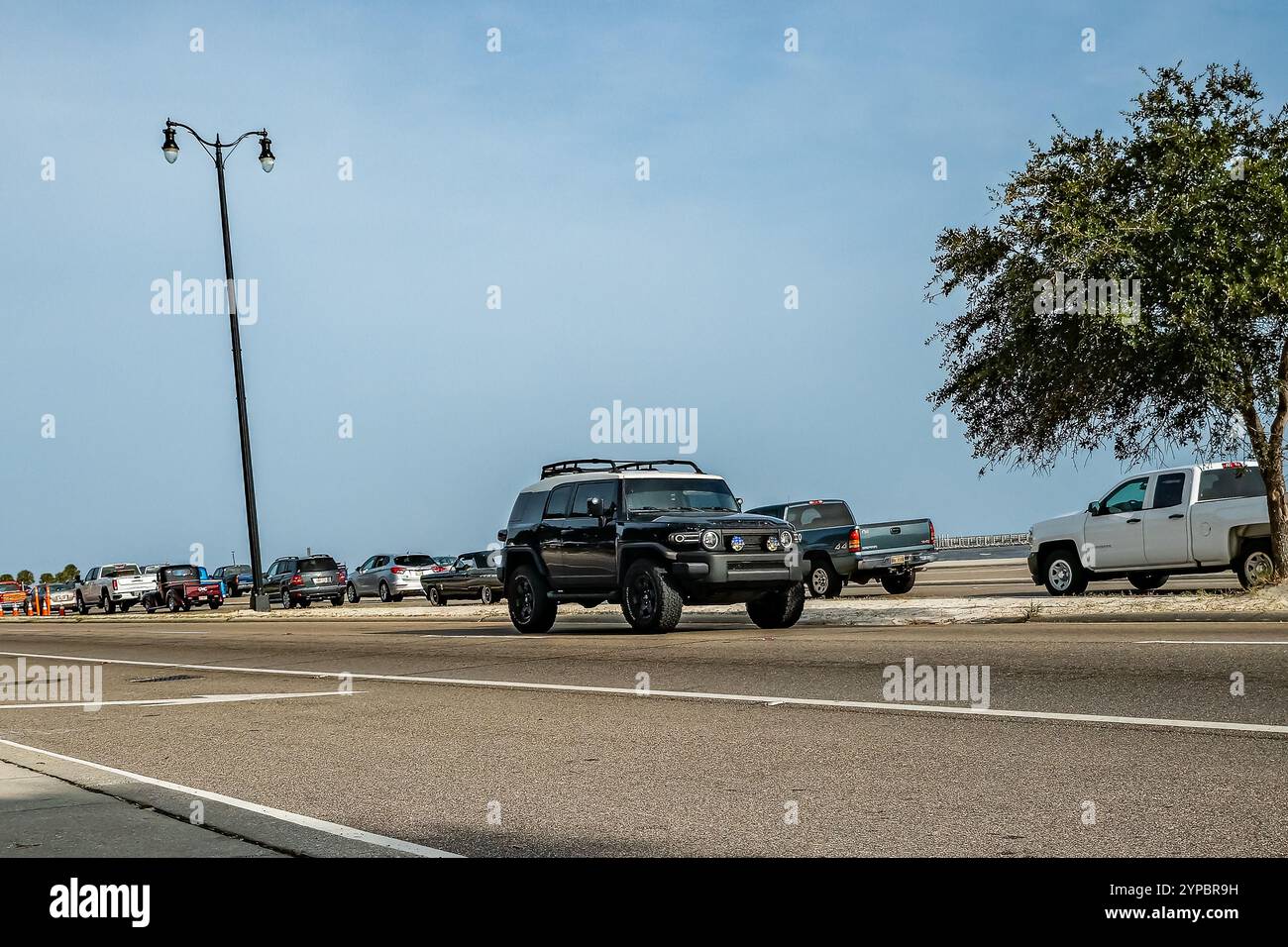 Gulfport, MS - 04. Oktober 2023: Weitwinkelansicht eines Toyota FJ Cruiser SUV aus dem Jahr 2008 auf einer lokalen Autoshow. Stockfoto
