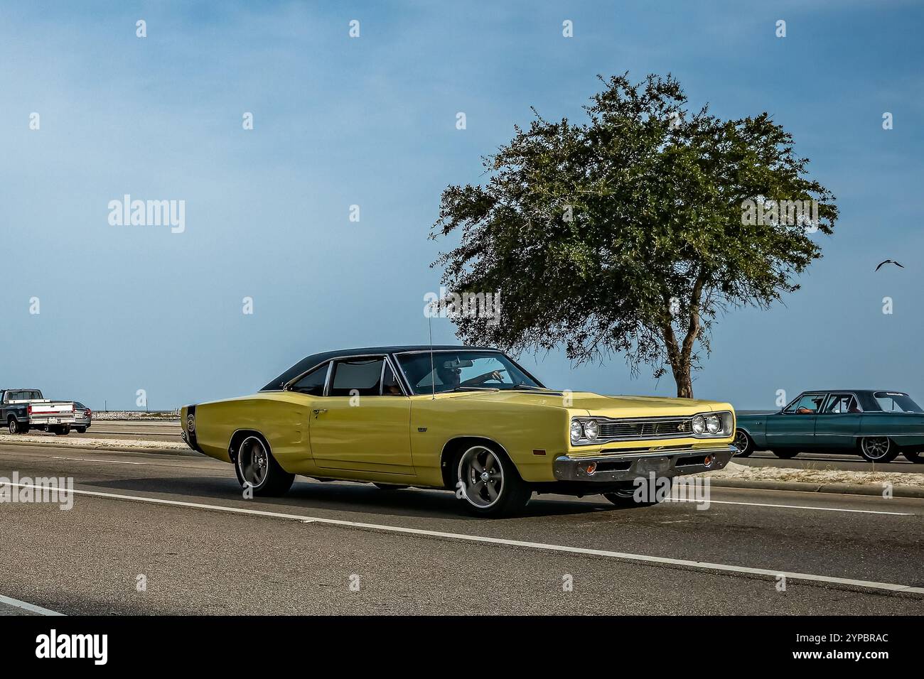 Gulfport, MS - 04. Oktober 2023: Weitwinkelansicht eines 1969 Dodge Coronet Super Bee Coupés auf einer lokalen Autoshow. Stockfoto