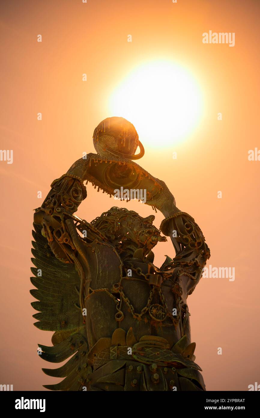 Portugal, Region Alentejo, Vila Nova de Milfontes, die Estátua Arcanjo (Erzengel-Statue) bei Sonnenuntergang Stockfoto