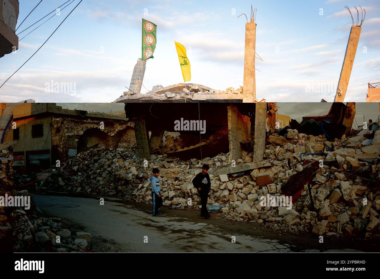 Nabatieh, Libanon. November 2024. Zwei Kinder gehen am zweiten Tag des Waffenstillstands vor einem Gebäude, das durch Beschuss in der südlibanesischen Stadt Tyr zerstört wurde. Der Krieg zwischen der Hisbollah und Israel führte dazu, dass 1,3 Millionen Menschen aufgrund von Bombenanschlägen aus ihren Häusern flohen und mindestens 4.000 Menschen starben. Nach dem Waffenstillstand am 26. November wurden die Straßen des Libanon nach Dahiye und in die südlichen Städte mit einer großen Anzahl von Wohnwagen gefüllt, die in ihre Heimat zurückkehrten. (Credit Image: © Ximena Borrazas/SOPA images via ZUMA Press Wire) NUR REDAKTIONELLE VERWENDUNG! Nicht für kommerzielle ZWECKE! Stockfoto