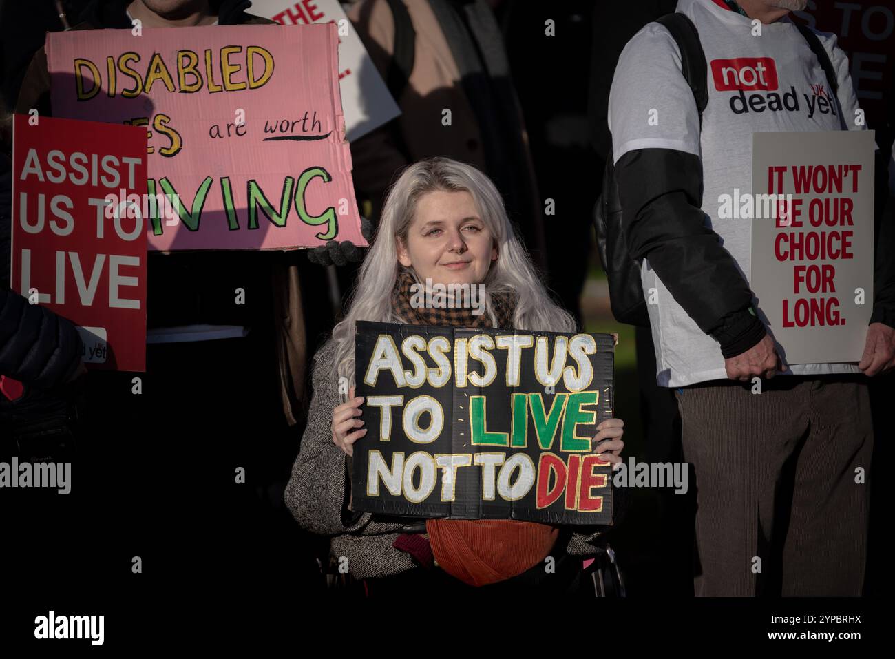 London, Großbritannien. November 2024. Unterstützung von Protesten vor Parlamentsgebäuden (Bild: Anti-Bill-Demonstranten). Die MPS werden heute in einem vollen Unterhaus fünf Stunden ernsthafter Debatte geben, um später über ein historisches Gesetz zur Legalisierung von Sterbehilfe abzustimmen. Der Gesetzentwurf steht einer „freien Abstimmung“ offen, was bedeutet, dass die Parteipeitschen nicht vorschreiben, ob sie den Gesetzentwurf unterstützen oder ablehnen sollen. Guy Corbishley/Alamy Live News Stockfoto