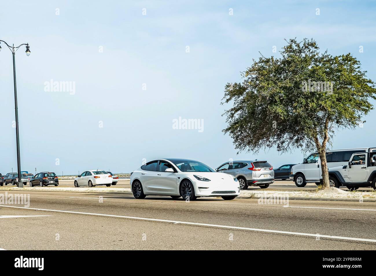 Gulfport, MS - 04. Oktober 2023: Weitwinkelansicht einer Tesla Model 3 Limousine aus dem Jahr 2022 auf einer lokalen Autoshow. Stockfoto