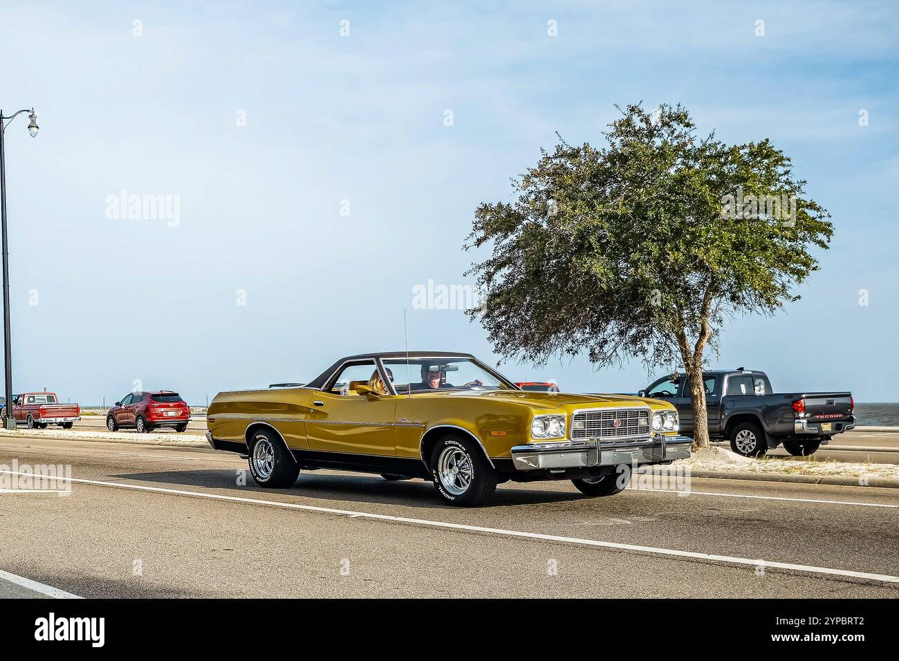 Gulfport, MS - 04. Oktober 2023: Weitwinkel-Eckansicht eines 1973er Ford Ranchero 500 Abholung auf einer lokalen Autoshow. Stockfoto