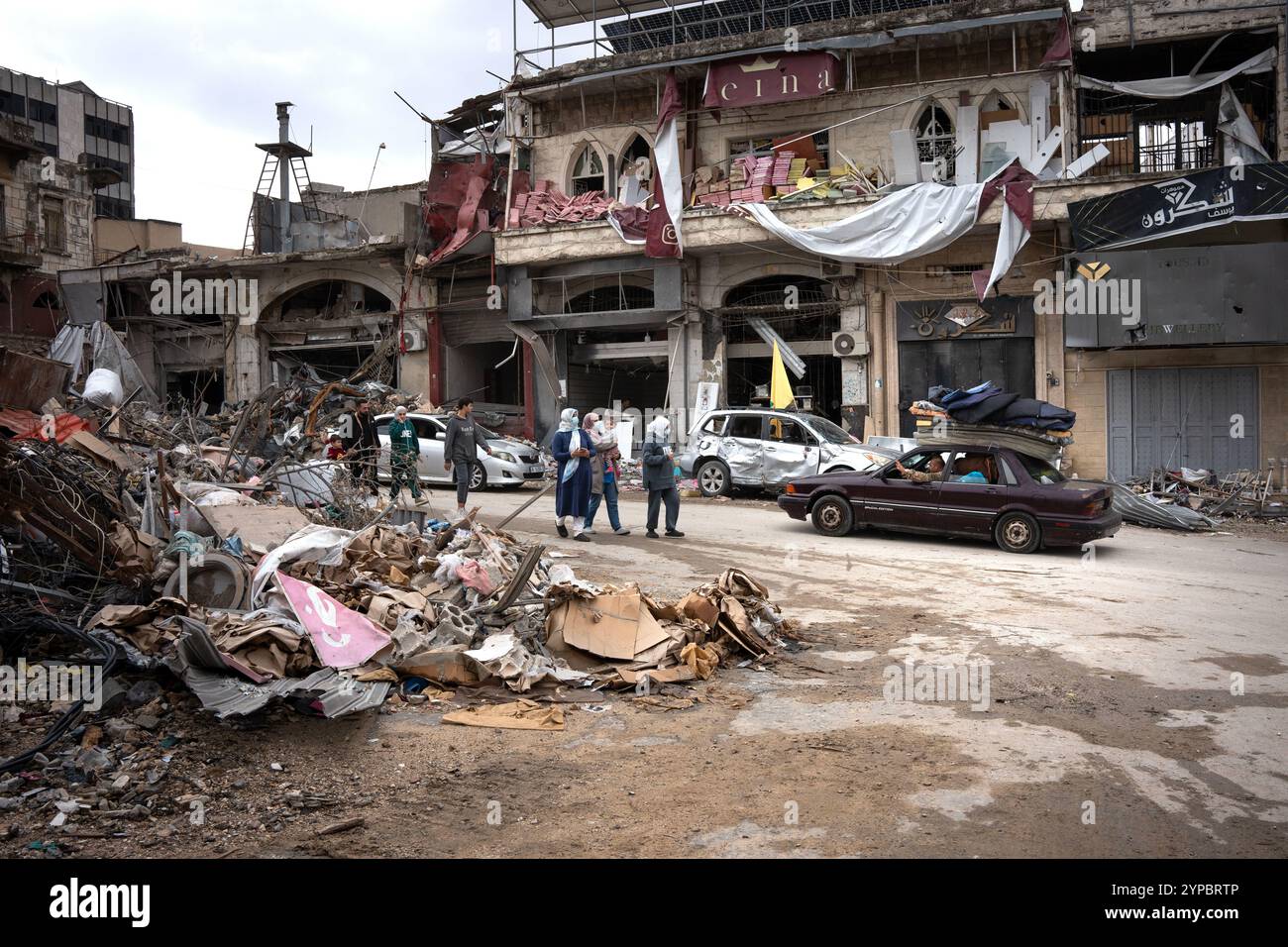 Nabatieh, Libanon. November 2024. Zivilisten, die am zweiten Tag des Waffenstillstands nach Nabatieh zurückkehren, einer der am stärksten betroffenen Städte während des israelisch-Hisbollah-Krieges. Der Krieg zwischen der Hisbollah und Israel führte dazu, dass 1,3 Millionen Menschen aufgrund von Bombenanschlägen aus ihren Häusern flohen und mindestens 4.000 Menschen starben. Nach dem Waffenstillstand am 26. November wurden die Straßen des Libanon nach Dahiye und in die südlichen Städte mit einer großen Anzahl von Wohnwagen gefüllt, die in ihre Heimat zurückkehrten. (Credit Image: © Ximena Borrazas/SOPA images via ZUMA Press Wire) NUR REDAKTIONELLE VERWENDUNG! Nicht für kommerzielle ZWECKE! Stockfoto