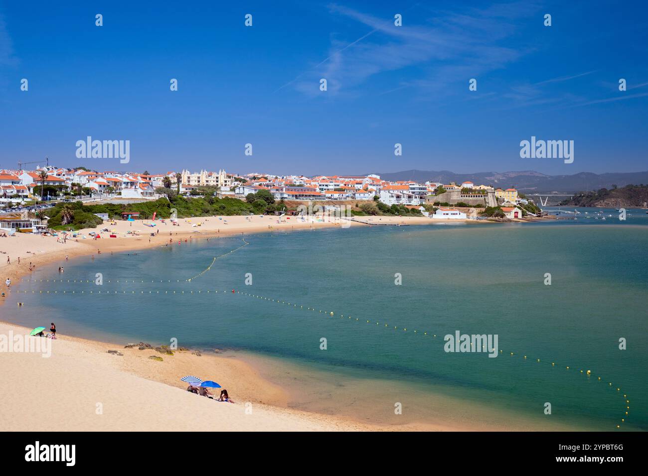 Portugal, Region Alentejo, Vila Nova de Milfontes, Panoramablick auf Praia da Franquia (Strand) mit der Altstadt dahinter Stockfoto