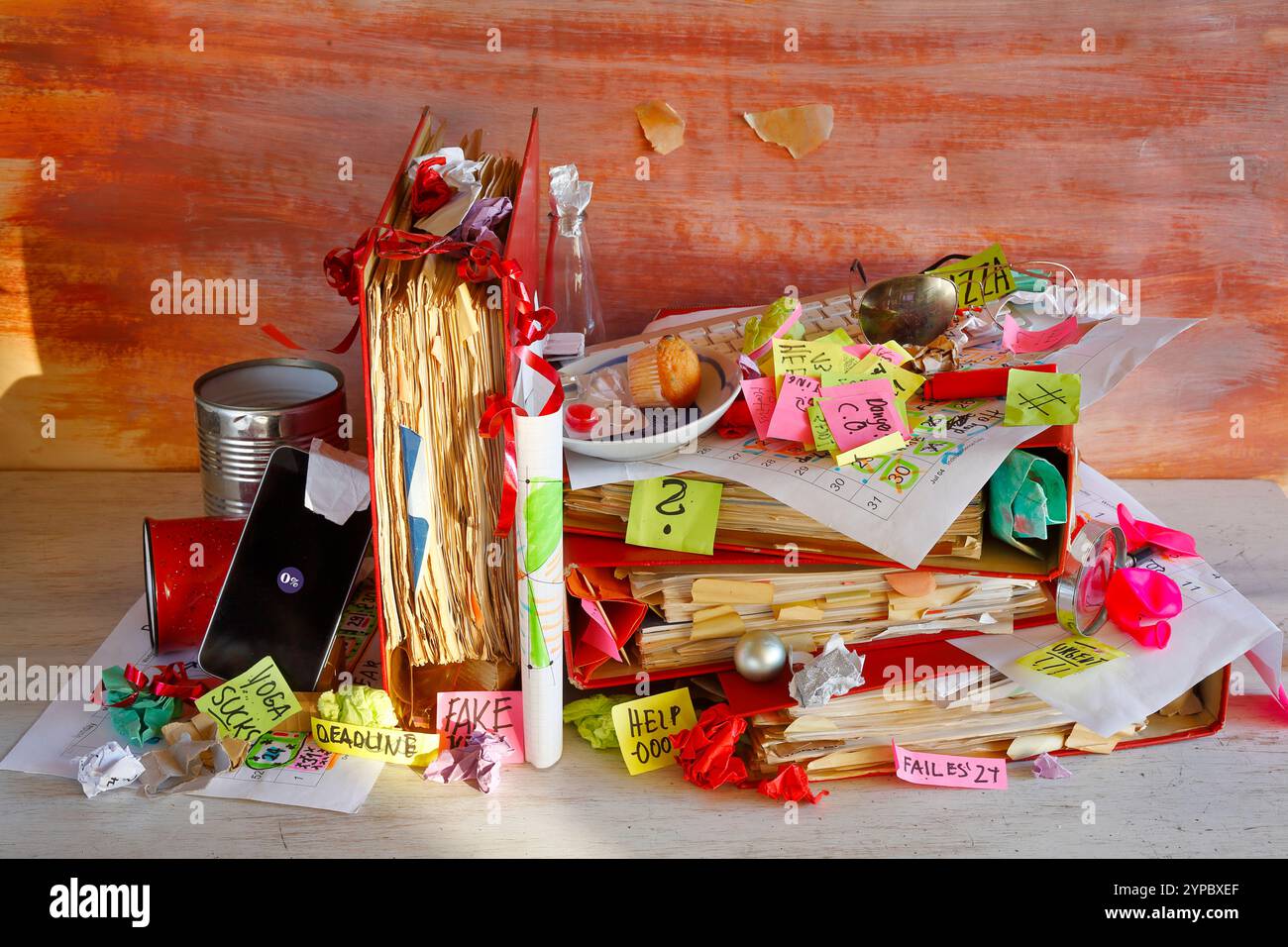Grungy Aktenordner, Kalender mit Geschäftsterminen und Haftnotizen am übersichtlichen Arbeitsplatz. Business-Konzept, Schlag die Uhr, überarbeitet, Büro Stockfoto