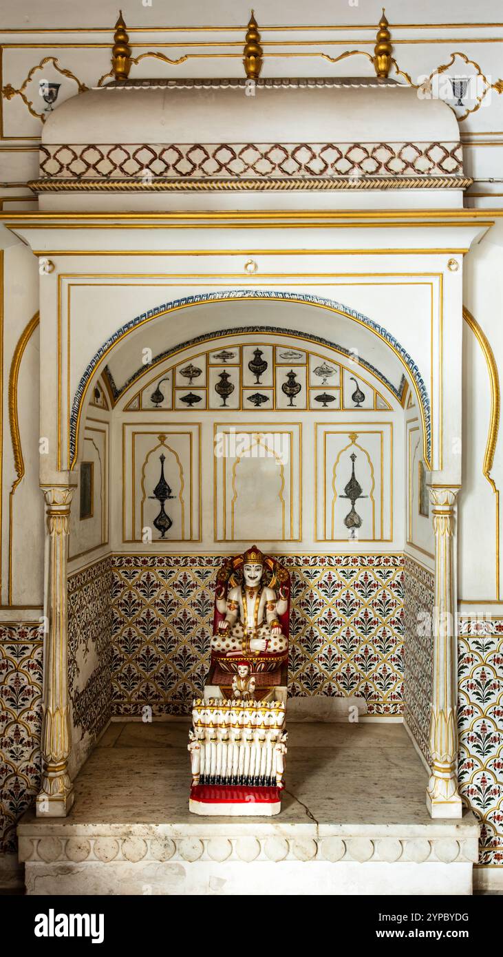 Wunderschön geschnitzter antiker Innenhof von Junagarh Fort Bikaner, Rajasthan, Indien. Stockfoto