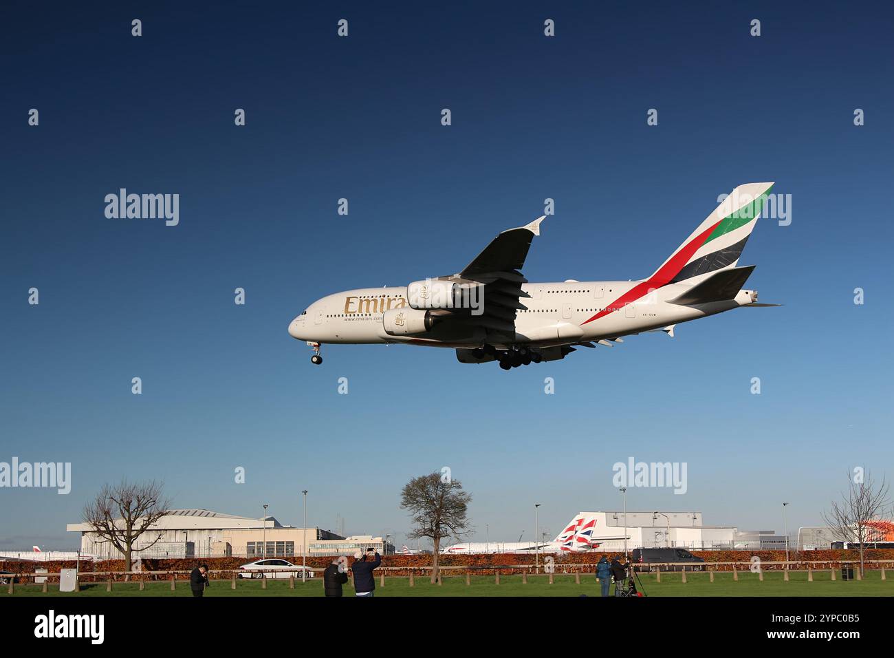 Emirates A380-842 A6-EUM von Dubai aus fliegt die DXB bei ihrem letzten Anflug über die Myrtle Avenue, bevor sie bei lhr landet. Stockfoto