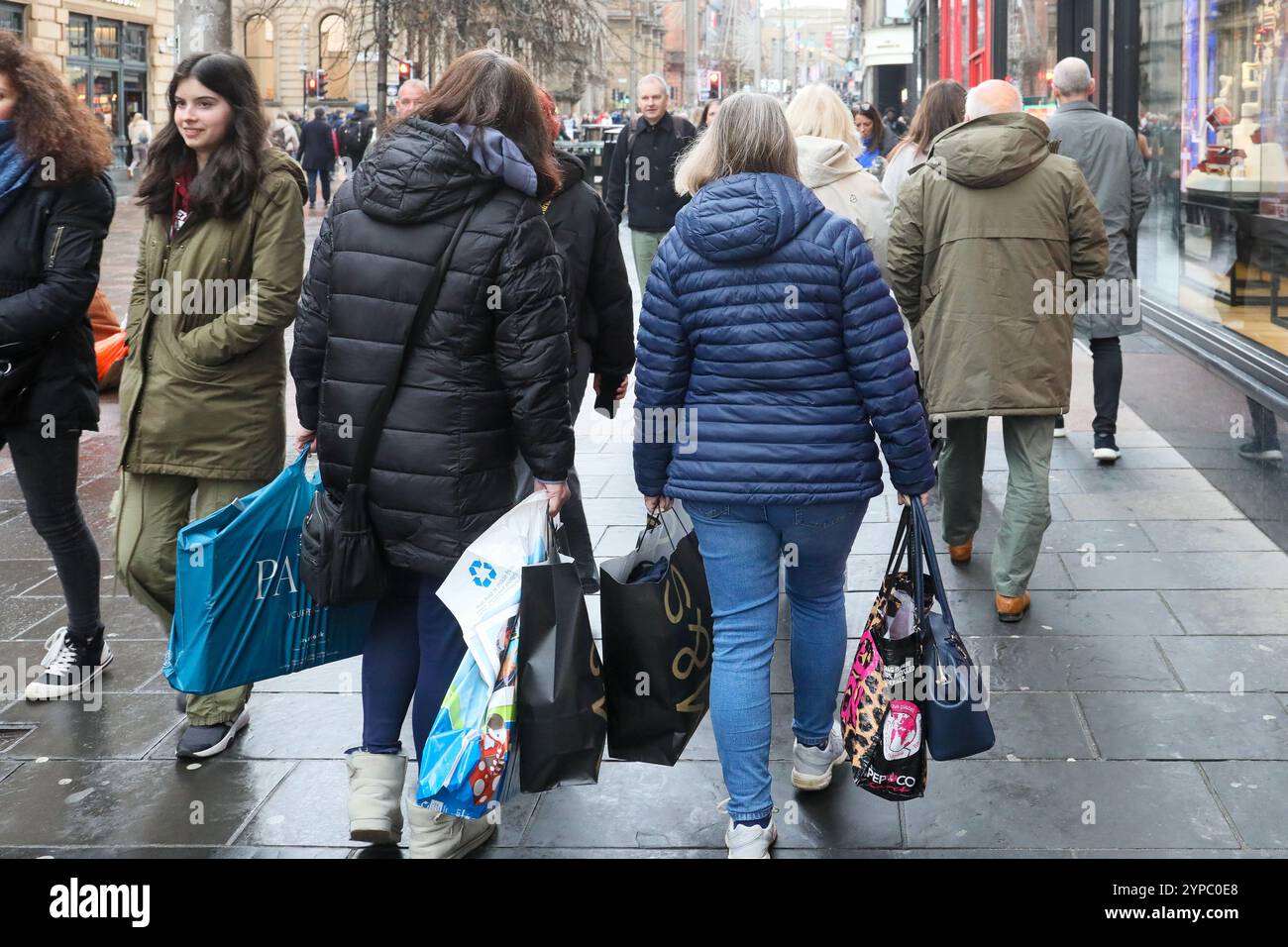 Glasgow, Großbritannien. November 2024. Käufer strömten in die Buchanan Street, Glasgow, Schottland, Großbritannien, Glasgow, Glasgows bekannte „Style Mile“ für Black Friday-Shopping-Schnäppchen. Quelle: Findlay/Alamy Live News Stockfoto