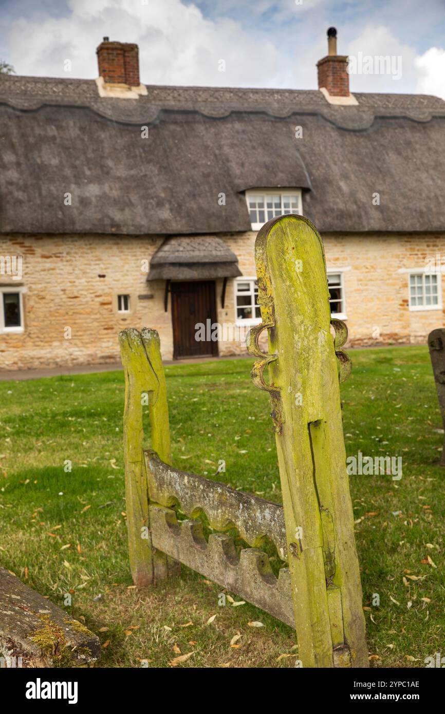 Großbritannien, England, Rutland, Market Overton, Vorräte auf Dorfgrün Stockfoto