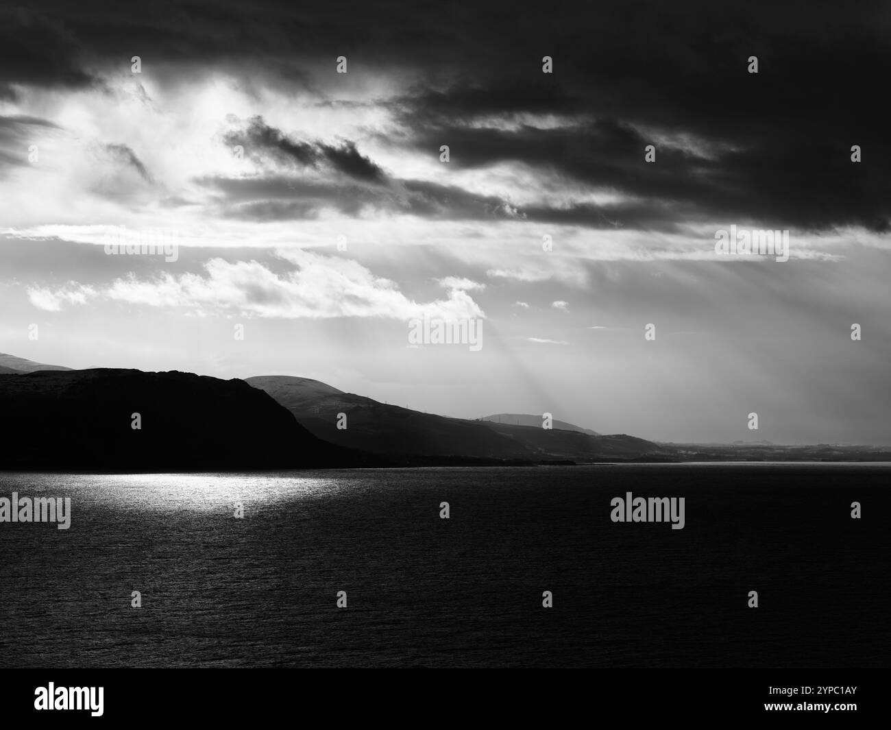 Wolken und Licht über Anglesea und der Irischen See, aus Sicht von Great Ormes Head, Llandudno, Wales. Stockfoto