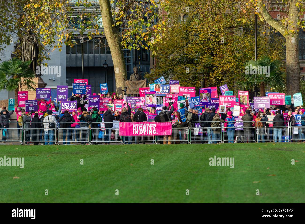 Unterstützer außerhalb der Houses of Parliament während des Ends of Life Bill für sterbende Erwachsene, unterstützten Sterben Bill, zweite Lesung und Abstimmung. Würde Stockfoto