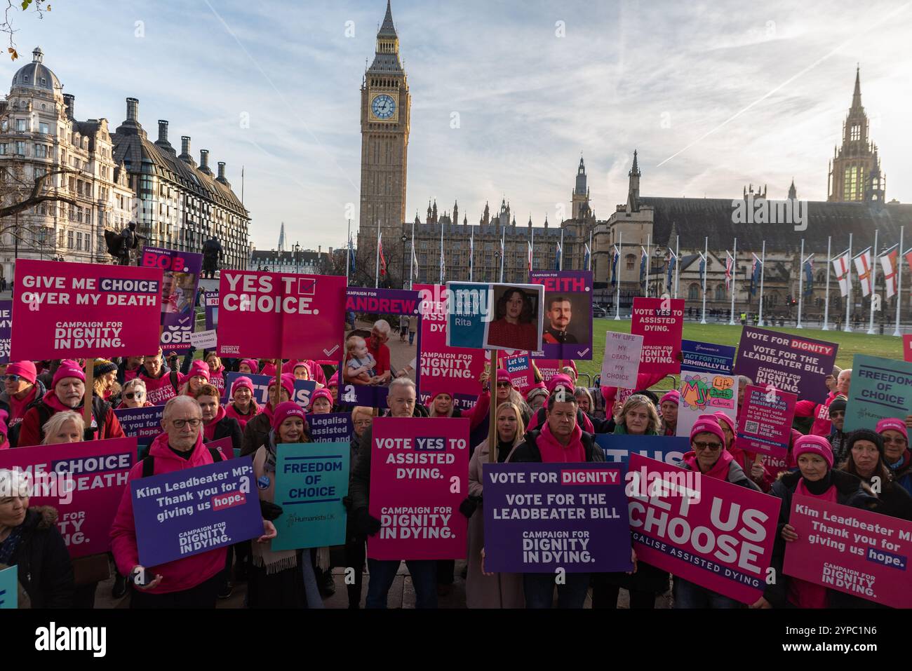 Unterstützer vor den Houses of Parliament während der End of Life Bill für unheilbar kranke Erwachsene, unterstützten den sterbenden Bill, zweite Lesung und Abstimmung. Würde im Sterben Stockfoto