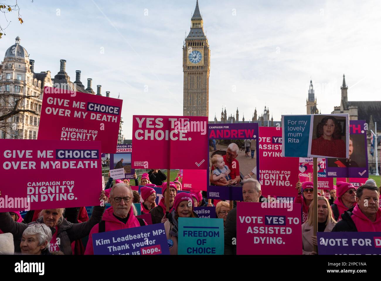 Unterstützer vor den Houses of Parliament während der End of Life Bill für unheilbar kranke Erwachsene, unterstützten den sterbenden Bill, zweite Lesung und Abstimmung. Würde im Sterben Stockfoto