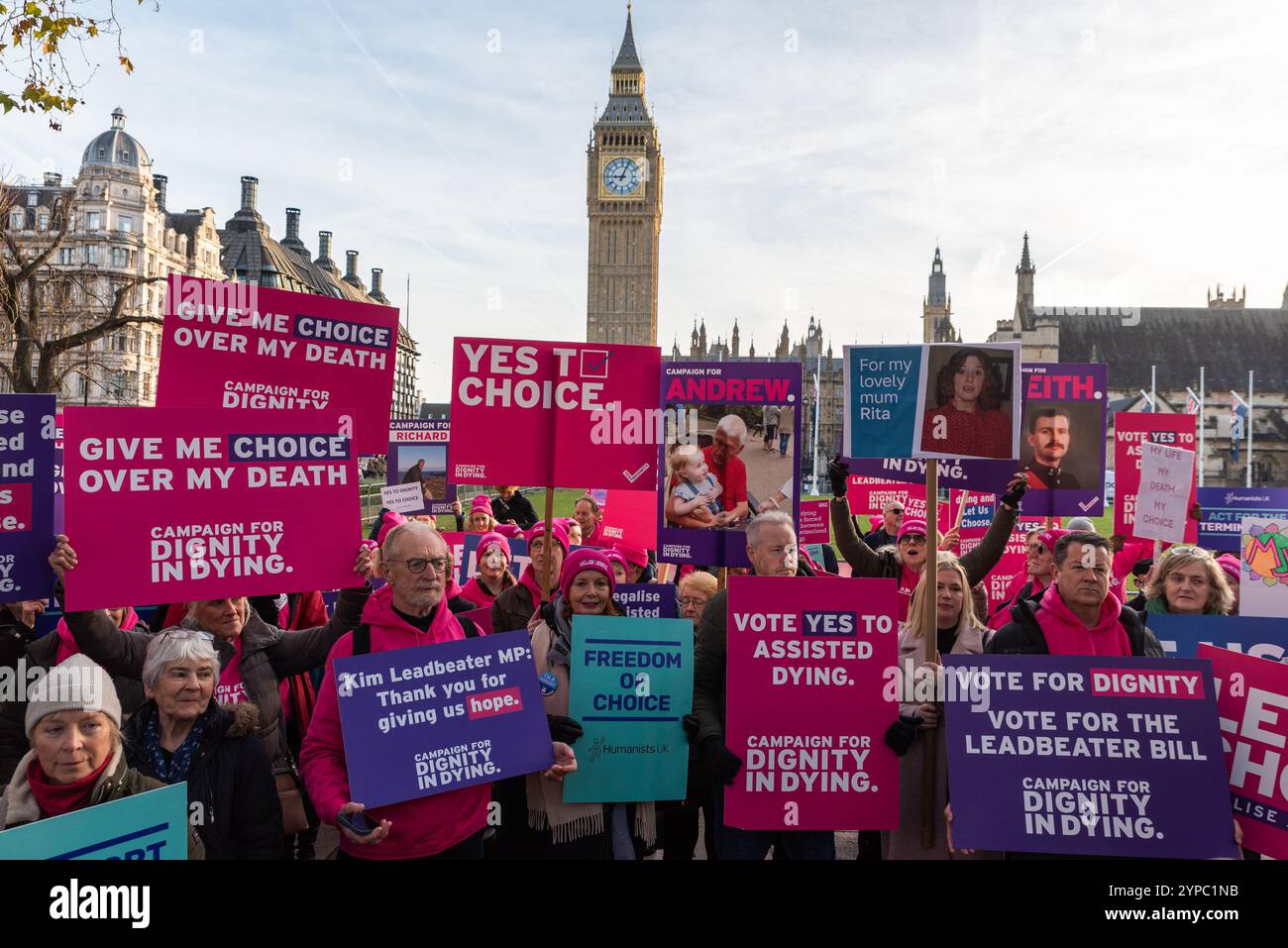 Unterstützer vor den Houses of Parliament während der End of Life Bill für unheilbar kranke Erwachsene, unterstützten den sterbenden Bill, zweite Lesung und Abstimmung. Würde im Sterben Stockfoto