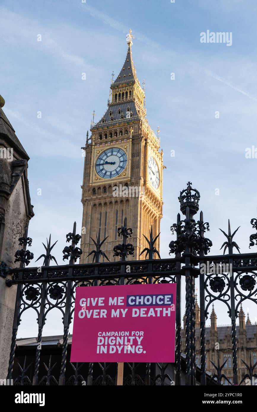 Demonstranten vor den Houses of Parliament während des Ends of Life Bill für unheilbar kranke Erwachsene, halfen dem Sterbenden Bill bei der zweiten Lesung und Abstimmung. Würde Stockfoto