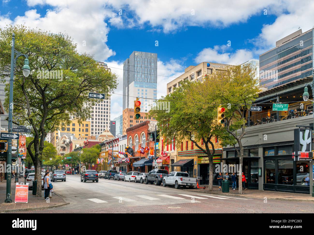 Geschäfte, Bars und Restaurants in der East 6th Street, Austin, Texas, USA Stockfoto