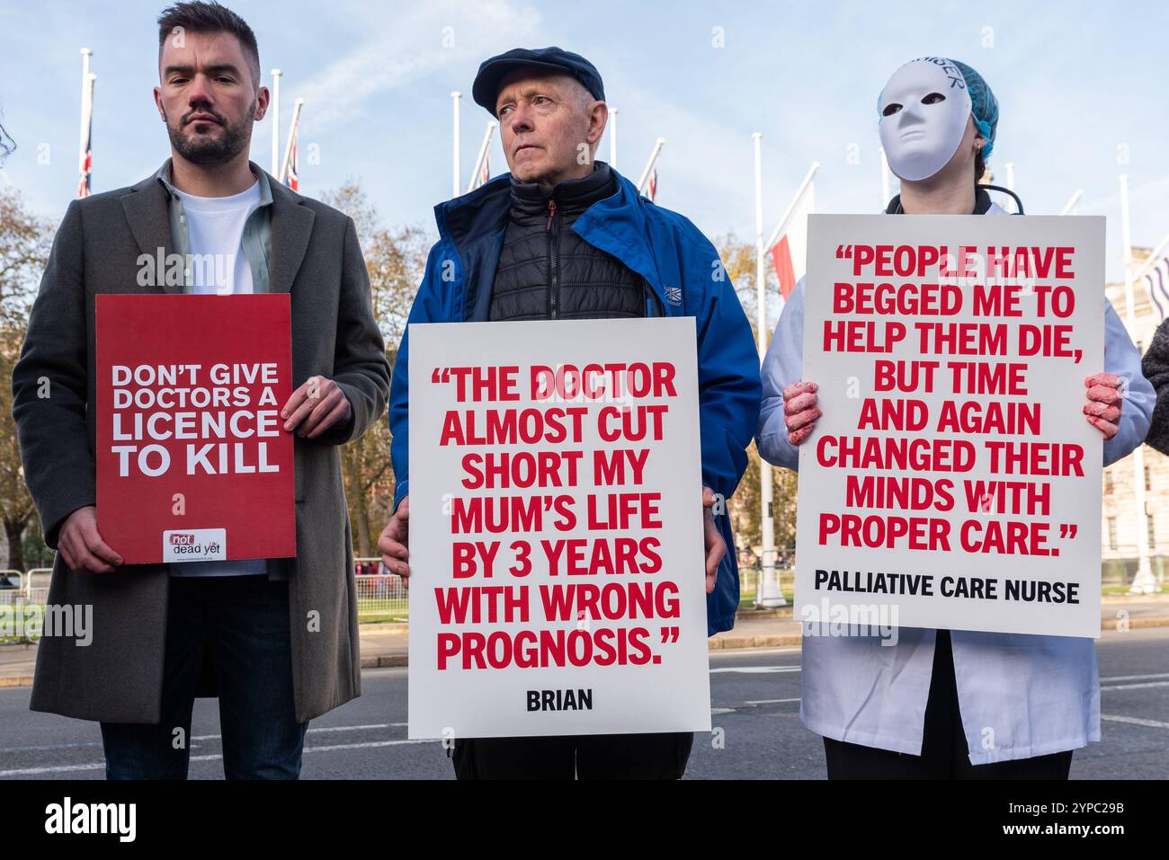 Demonstranten vor den Houses of Parliament während des Ends of Life Bill für unheilbar kranke Erwachsene, halfen dem Sterbenden Bill bei der zweiten Lesung und Abstimmung. Arztzeichen Stockfoto