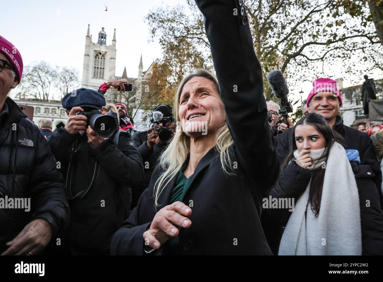 London, Großbritannien. November 2024. Kim Leadbeater, Abgeordneter der Labour Party, wird emotional und umarmt und spricht mit Aktivisten und anderen auf dem Parliament Square in Westminster, während sie feiern, dass Parlamentsabgeordnete früher für das Assisted Dying Bill gestimmt haben. Quelle: Imageplotter/Alamy Live News Stockfoto