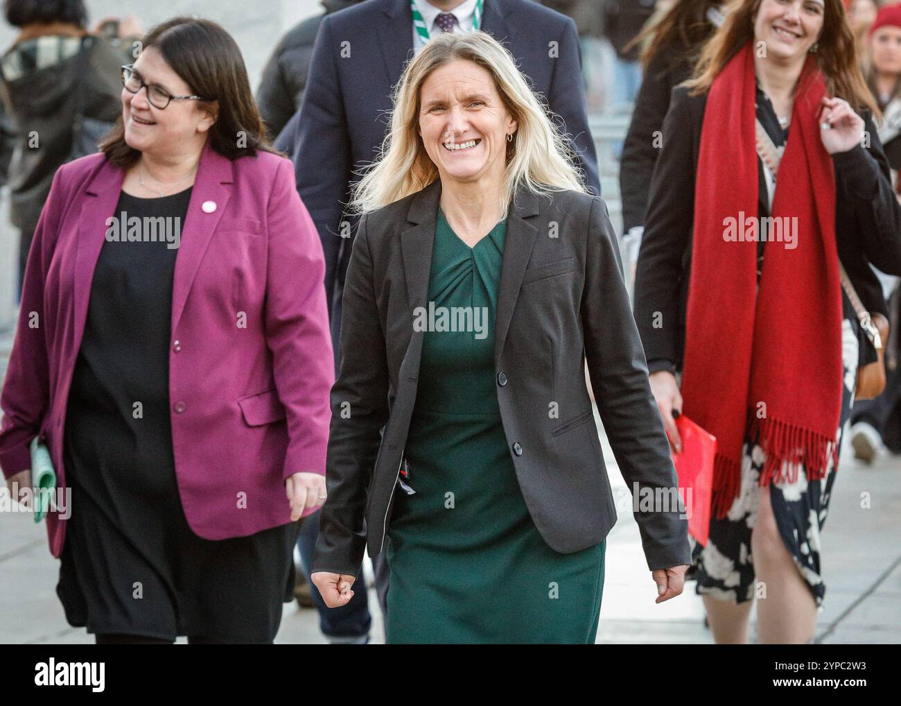 London, Großbritannien. November 2024. Kim Leadbeater, Abgeordneter der Labour Party, wird emotional und umarmt und spricht mit Aktivisten und anderen auf dem Parliament Square in Westminster, während sie feiern, dass Parlamentsabgeordnete früher für das Assisted Dying Bill gestimmt haben. Quelle: Imageplotter/Alamy Live News Stockfoto
